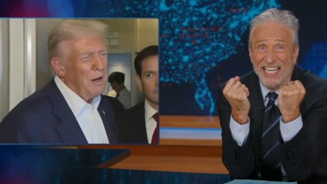 Jon Stewart afirma que Trump está 'certamente' preparado para oferecer Jon Stewart afirma que Trump está 'certamente' preparado para oferecer o terceiro mandato: você não 'construirá um salão de baile de 90.000 pés quadrados para o seguinte indivíduo'