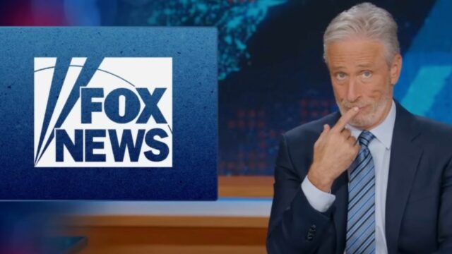 Jon Stewart critica a Fox News por reclamar de muitos 'velhos brancos' nos protestos do No Kings: 'Compose Your Mind' 

