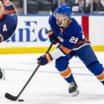Jonathan Drouin patina com o disco durante a derrota dos Islanders na pré-temporada para o Rangers em 29 de setembro de 2025.