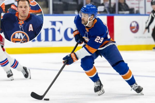 Jonathan Drouin patina com o disco durante a derrota dos Islanders na pré-temporada para o Rangers em 29 de setembro de 2025.