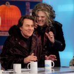 Jonathan Ross, 64, transformou sua casa em um espetáculo assustador para as travessuras ou travessuras de Halloween em Londres na sexta-feira (foto no Loose Women Friday)
