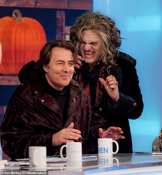 Jonathan Ross transforma sua casa em um espetáculo assustador - Jonathan Ross, 64, transformou sua casa em um espetáculo assustador para as travessuras ou travessuras de Halloween em Londres na sexta-feira (foto no Loose Women Friday)