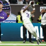 O grande receptor dos vikings, Jordan Addison, pega um touchdown no quarto trimestre contra o Browns em Londres em 5 de outubro de 2025.