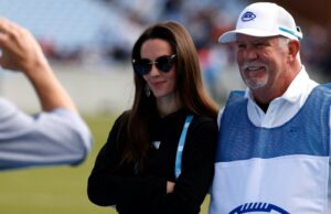 Jordon Hudson traz a dramatização com calças de pele de cobra para custa o videogame de Belichick Cronograma de relacionamento de Bill Belichick e Jordon Hudsons