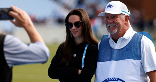 Jordon Hudson traz a dramatização com calças de pele de Cronograma de relacionamento de Bill Belichick e Jordon Hudsons