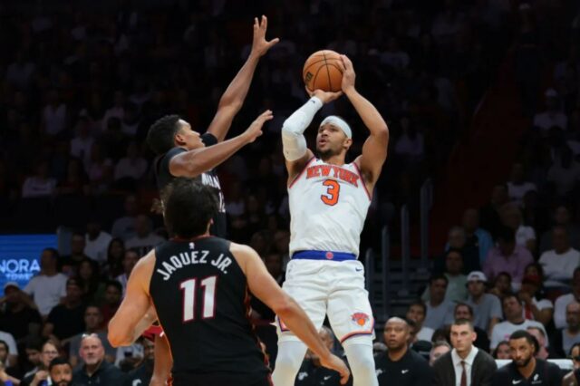 Josh Hart admite que ainda está se adaptando ao retorno O armador do Knicks, Josh Hart (3), arremessa a bola de basquete sobre o armador do Miami Heat, Dru Smith (12), e o atacante Jaime Jaquez Jr. (11), durante o terceiro quarto no Kaseya Center.