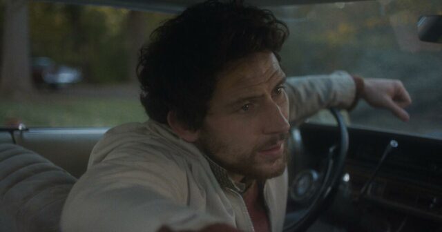 Josh O'Connor se destaca como um canalha meio inteligente no Josh O'Connor se destaca como um canalha meio inteligente no bufão cuidadosamente 'The Mastermind'