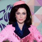 Julia Fox participa da festa de Halloween 'The Cursed Amulet' apresentada por Julio Torres no dia 30 de outubro.