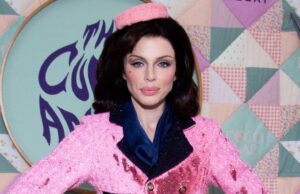 Julia Fox defende a polêmica fantasia de Halloween de Jackie Kennedy manchada de sangue Julia Fox participa da festa de Halloween 'The Cursed Amulet' apresentada por Julio Torres no dia 30 de outubro.