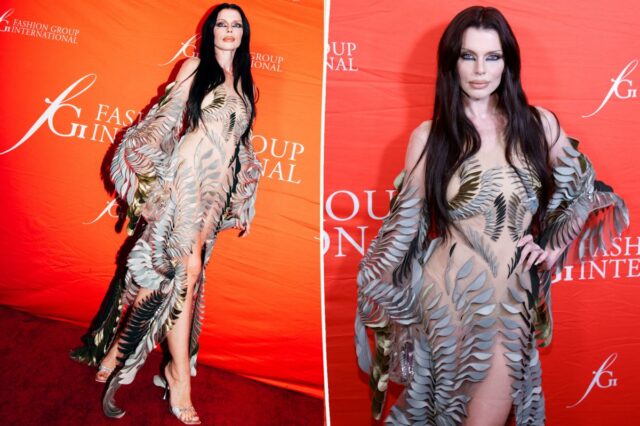 Julia Fox usando um vestido transparente Iris Van Herpen na 41ª Noite Anual das Estrelas da FGI.