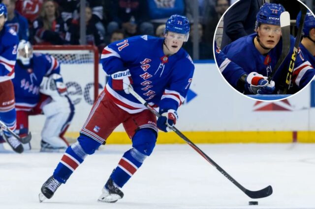 Juuso Parssinen (71) patina com o disco no terceiro período contra o New Jersey Devils no Madison Square Garden, quinta-feira, 2 de outubro de 2025.