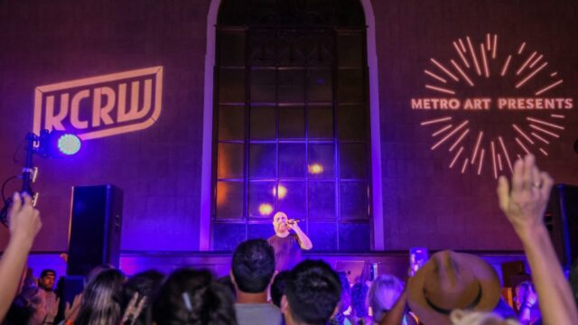 KCRW reduz 10% da equipe após cortes no financiamento da mídia pública; DJs Jason Kramer, Jeremy Sole e José Galván entre partidas 

