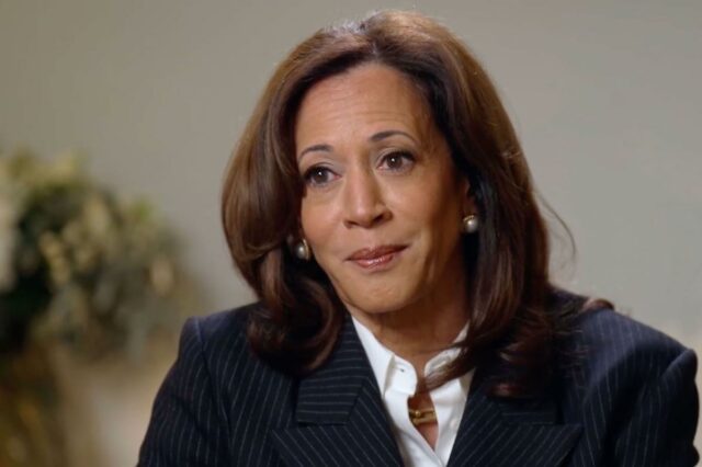 Kamala Harris provoca nova corrida à Casa Branca: ‘Ainda não Kamala Harris olhando ligeiramente para a esquerda e sorrindo enquanto vestia um terno risca de giz e camisa de colarinho branco.