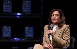Kamala Harris rebate os manifestantes que interromperam o evento de publicação em Chicago Kamala Harris rebate os manifestantes que interromperam o evento de publicação em Chicago