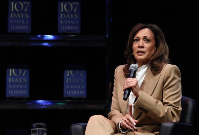 Kamala Harris rebate os manifestantes que interromperam o evento de publicação em Chicago 

