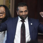 A procuradora-geral Pam Bondi, à direita, chega para uma cerimônia de posse de Kash Patel, o novo diretor do FBI do presidente Donald Trump, à esquerda, acompanhado por Alexis Wilkins, sexta-feira, 21 de fevereiro de 2025, na Sala do Tratado Indiano no Eisenhower Executive Office Building, no campus da Casa Branca em Washington. (Foto AP/Mark Schiefelbein)