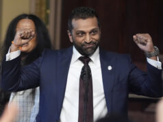 Kash Patel consegue um novo passeio chique, graças aos contribuintes A procuradora-geral Pam Bondi, à direita, chega para uma cerimônia de posse de Kash Patel, o novo diretor do FBI do presidente Donald Trump, à esquerda, acompanhado por Alexis Wilkins, sexta-feira, 21 de fevereiro de 2025, na Sala do Tratado Indiano no Eisenhower Executive Office Building, no campus da Casa Branca em Washington. (Foto AP/Mark Schiefelbein)