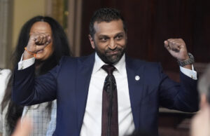 Apesar da crise nos EUA, diretor do FBI bebe cerveja na Itália A procuradora-geral Pam Bondi, à direita, chega para uma cerimônia de posse de Kash Patel, o novo diretor do FBI do presidente Donald Trump, à esquerda, acompanhado por Alexis Wilkins, sexta-feira, 21 de fevereiro de 2025, na Sala do Tratado Indiano no Eisenhower Executive Office Building, no campus da Casa Branca em Washington. (Foto AP/Mark Schiefelbein)