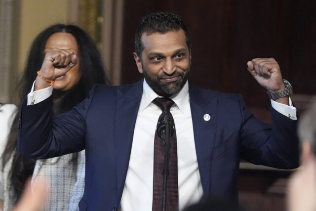 Kash Patel não se cansa do seu dinheiro A procuradora-geral Pam Bondi, à direita, chega para uma cerimônia de posse de Kash Patel, o novo diretor do FBI do presidente Donald Trump, à esquerda, acompanhado por Alexis Wilkins, sexta-feira, 21 de fevereiro de 2025, na Sala do Tratado Indiano no Eisenhower Executive Office Building, no campus da Casa Branca em Washington. (Foto AP/Mark Schiefelbein)