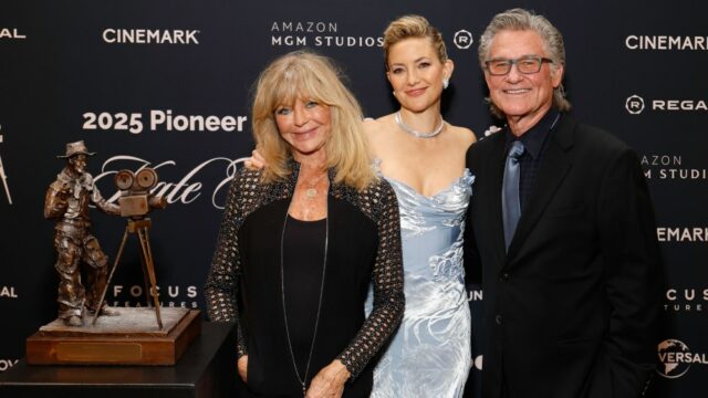 Kate Hudson saúda Goldie Hawn e Kurt Russell no jantar do Líder do Ano, provoca sua 'mamãe e' por manter exatamente os mesmos penteados por 40 anos 

