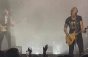 Keith Urban revela Nicole Kidman Image On Performance Display, ainda sem seu anel 100325_keith_urban_kal