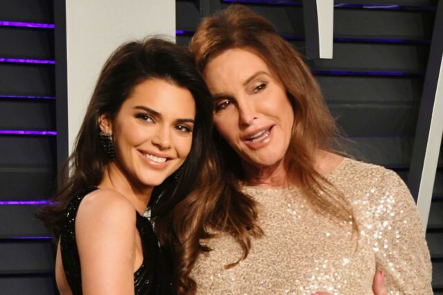 Kendall Jenner admite que fica “frustrada” com a política conservadora Kendall Jenner admite que fica “frustrada” com a política conservadora de Caitlyn Jenner: “Temos opiniões completamente diferentes sobre as coisas”