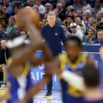 Michael Jordan segura seu troféu de MVP das finais, enquanto Phil Jackson segura o troféu do campeonato da NBA em 1998. (Phil Velasquez, Phil Velasquez / Chicago Tribune)