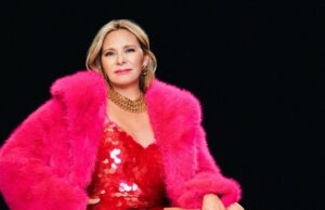 Kim Cattrall obtém pernas na roupa e camada de cabelo para um projeto chamativo Kim Cattrall mostrou sua beleza eterna enquanto posava uma tempestade para uma nova campanha de moda mega1374865_003