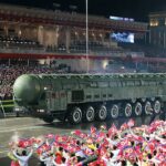 Kim Jong Un exibe míssil balístico 'mais poderoso' enquanto líderes estrangeiros assistem ao desfile militar da Coreia do Norte