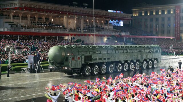 Kim Jong Un exibe míssil balístico 'mais poderoso' enquanto líderes estrangeiros assistem ao desfile militar da Coreia do Norte

