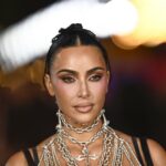 Kim Kardashian rebate críticas por causa de piercings e tatuagens falsos em North