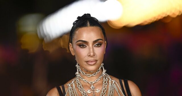 Kim Kardashian termina com dúvidas sobre piercings e tatuagens falsificados Kim Kardashian rebate críticas por causa de piercings e tatuagens falsos em North