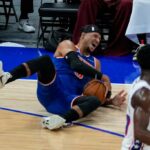 Josh Hart, do New York Knicks, reage quando ele cai durante a primeira metade de um jogo de basquete na pré -temporada da NBA contra o Philadelphia 76ers, quinta -feira, 2 de outubro de 2025, em Abu Dhabi, Emirados Árabes Unidos.