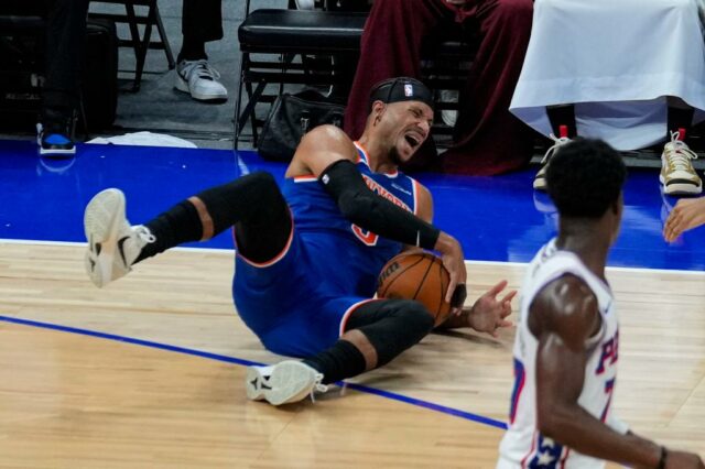 Josh Hart, do New York Knicks, reage quando ele cai durante a primeira metade de um jogo de basquete na pré -temporada da NBA contra o Philadelphia 76ers, quinta -feira, 2 de outubro de 2025, em Abu Dhabi, Emirados Árabes Unidos. 