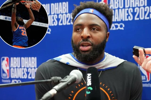 Mitchell Robinson fala com a mídia no início deste mês.