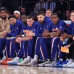O centro/atacante do New York Knicks, Karl-Anthony Towns, número 32 no banco durante o primeiro quarto.