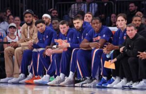 Knicks tem mais titulares no final da pré-temporada enquanto a tendência difícil continua O centro/atacante do New York Knicks, Karl-Anthony Towns, número 32 no banco durante o primeiro quarto.