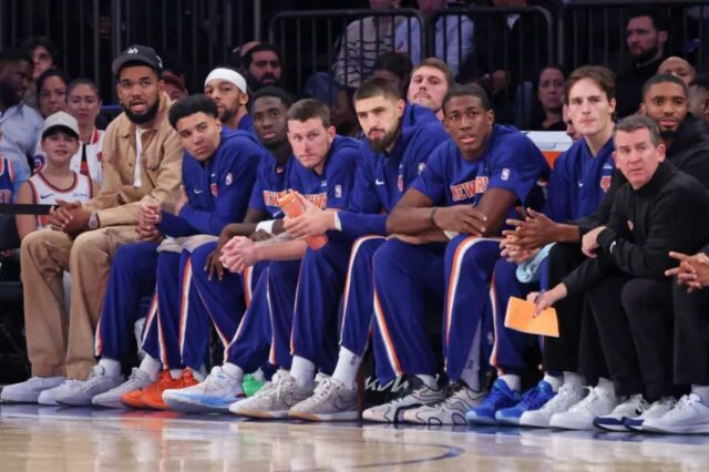 O centro/atacante do New York Knicks, Karl-Anthony Towns, número 32 no banco durante o primeiro quarto.
