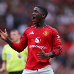 Kobbie Mainoo se aquecendo contra o Burnley