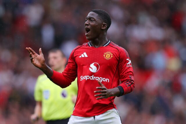 Kobbie Mainoo se aquecendo contra o Burnley