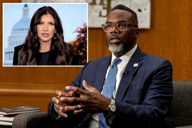 Kristi Noem Slams 'ilusória' prefeito de Chicago que deixou a cidade se tornar 'zona de guerra' enquanto Trump implanta a Guarda Nacional

