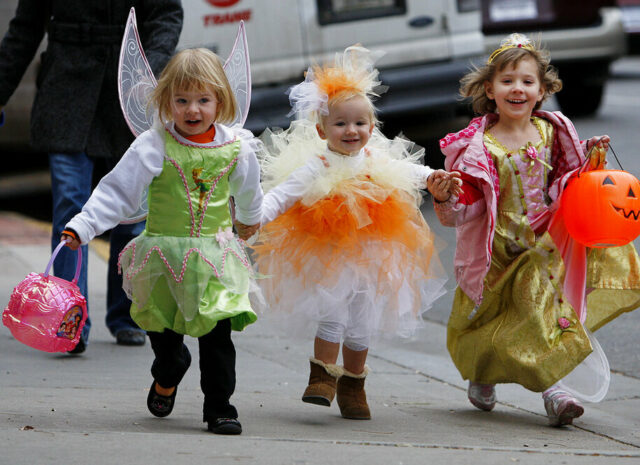 Kristi Noem promete aterrorizar crianças neste Halloween Três irmãs, cuja mãe solteira teme ser detida por engano por agentes federais de imigração porque é descendente de porto-riquenhos e fala espanhol, entram na Funston Elementary School depois de serem deixadas no início do dia letivo, no bairro de Logan Square, em Chicago, quarta-feira, 15 de outubro de 2025. (AP Photo/Rebecca Blackwell)