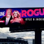 Um ônibus na publicidade de Melbourne, promovendo o Kyle & Jackie O Show no Kiis FM.