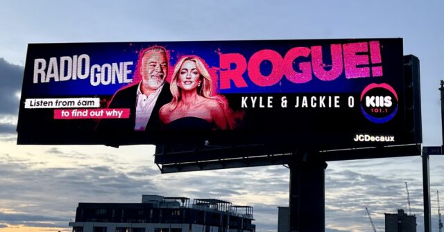 Um ônibus na publicidade de Melbourne, promovendo o Kyle & Jackie O Show no Kiis FM.
