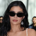 Kylie Jenner toma vinho em sua lingerie enquanto se prepara para a semana de moda de Paris: 'Melhor dia de todos'