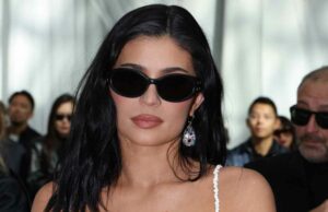 Kylie Jenner afirma que o Bodysuit da semana do estilo Paris foi ‘construído a partir de papel’ Kylie Jenner toma vinho em sua lingerie enquanto se prepara para a semana de moda de Paris: 'Melhor dia de todos'