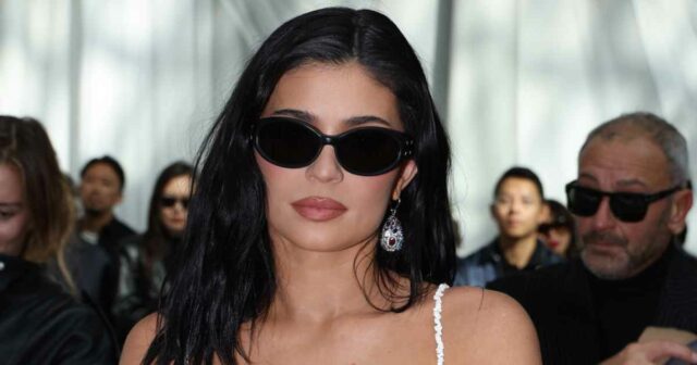 Kylie Jenner toma vinho em sua lingerie enquanto se prepara para a semana de moda de Paris: 'Melhor dia de todos'