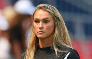 Kylie Kelce brinca que não fornecerá doces aos seguidores dos Cowboys no Halloween Kylie Kelce joga doces em 'Jackass' Jason Kelce enquanto se prepara para doces ou travessuras