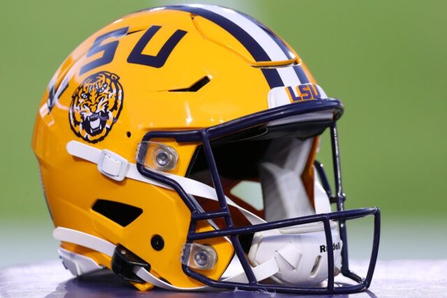 LSU faz escolha significativa para navegação de treinamento A LSU college football helmet