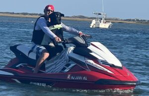 Labrador preto vivendo o desejo WaveRunner ganha o prêmio de ‘Animal da Semana’ Black lab riding wave runner